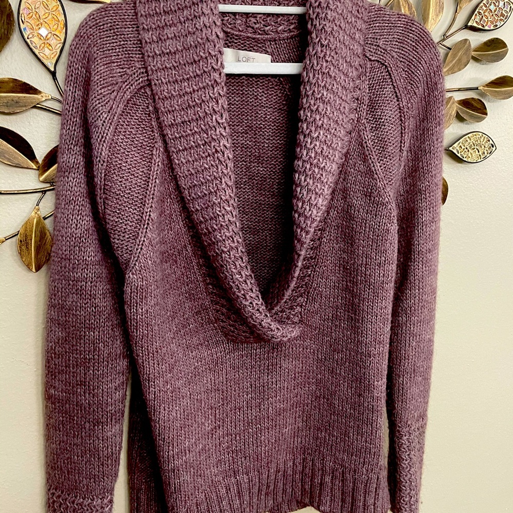 LOAF sweater Size: L.